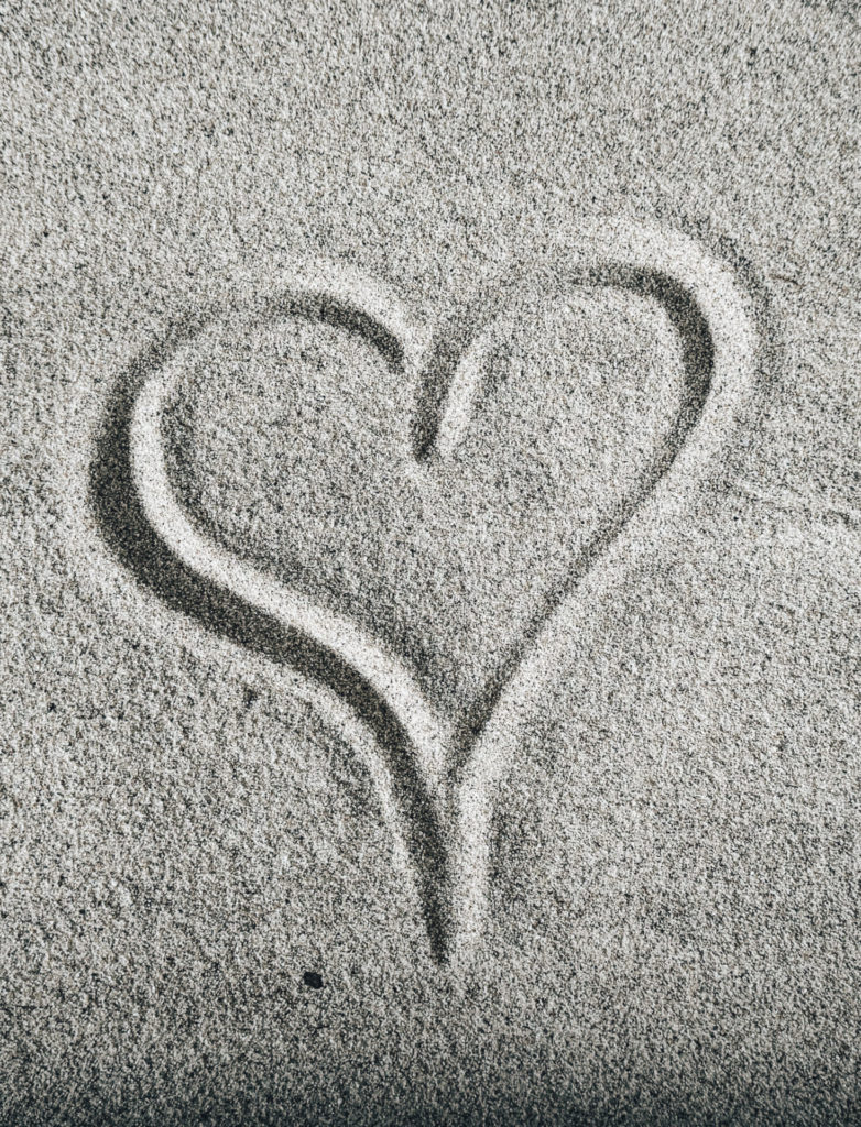 Kleines Herz im Sandkasten